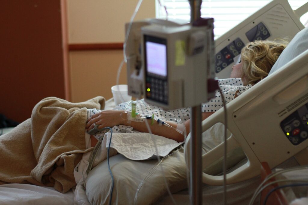 ¿Tienes disponibilidad 24h/7días para atender a tus familiares enfermos dependientes? Conoce la figura del acompañante de hospital de larga distancia.