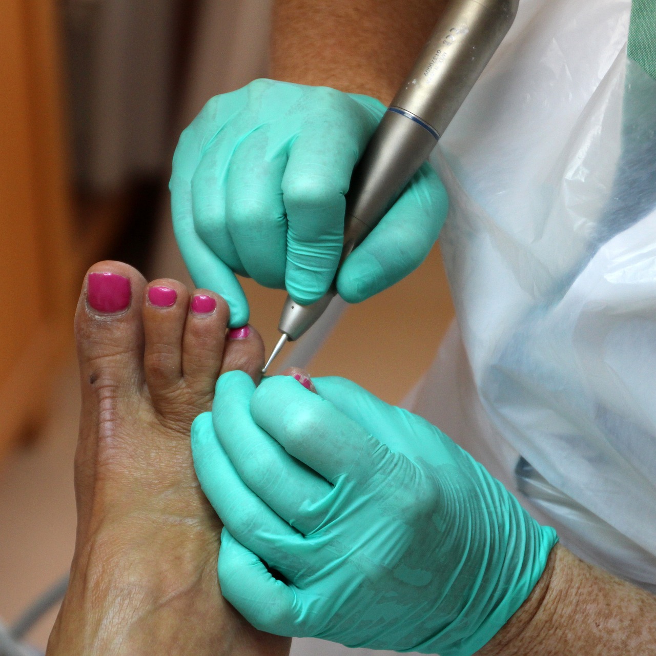 Manicura y pedicura en personas de la tercera edad